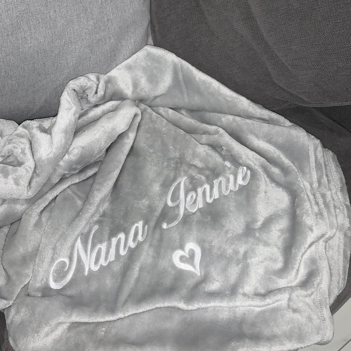 The perfect gift: a custom embroidered blanket with a heartfelt message