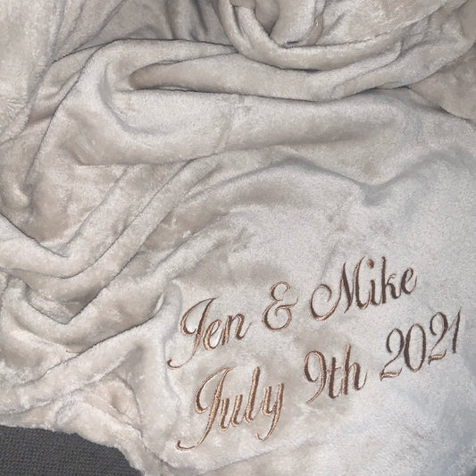 Personalized comfort: our embroidered blanket with your special message